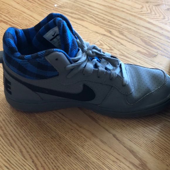 Boys size 7 Nike shoes - Picture 4 of 4